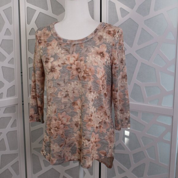 Rose + Olive Womens Top Size Medium Pink & Gray Floral Back Buttons 3/4 Sleeve - Picture 2 of 12